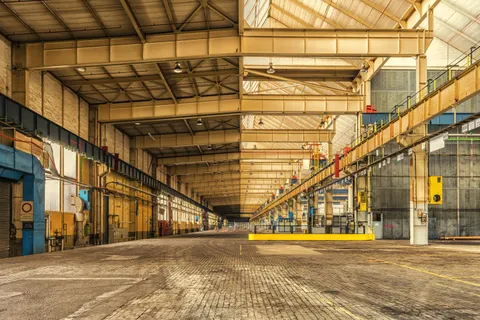 Yeni çıraqları daşıyan metal dam konstruksiyası
