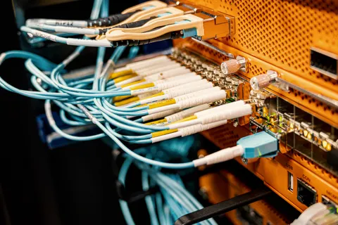 Patç-panelə birləşdirilmiş struktur kabel sistemi
