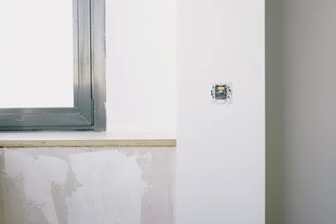 Hazır otaqda quraşdırılmış yeni rozetka