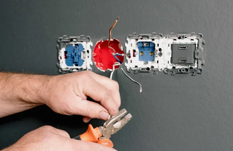 Kəlbətinlə divar qutusuna rozetka birləşdirən elektrik