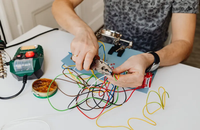Kəlbətinlə kabel damarlarını kəsib ayıran elektrik