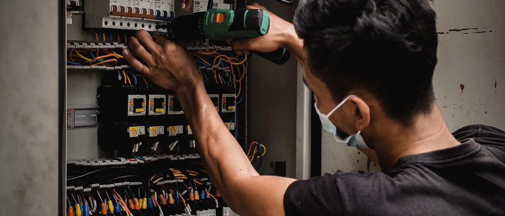 Ev paylayıcı lövhəsinin içindəki naqilləri nizamlayan elektrik